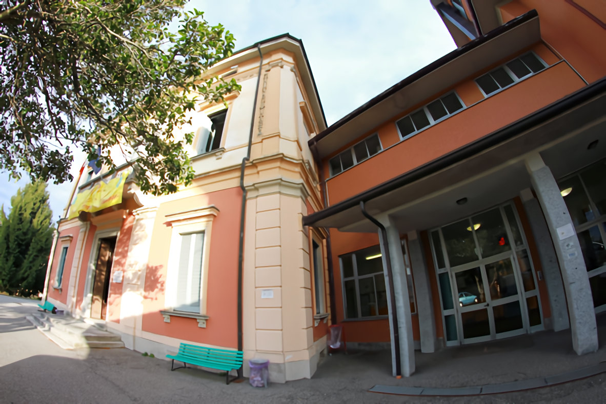foto edificio storico sede di Luino