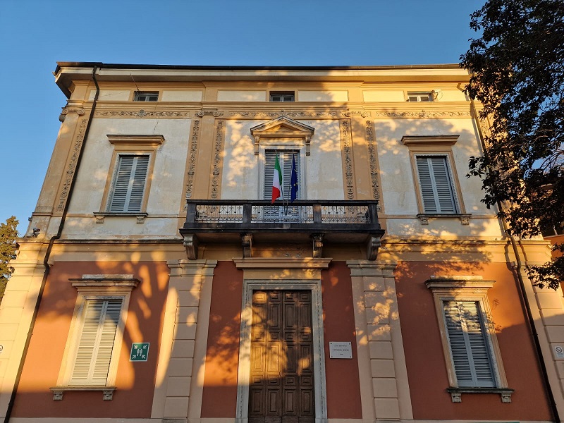 foto facciata dell'edificio storico Liceo di Luino